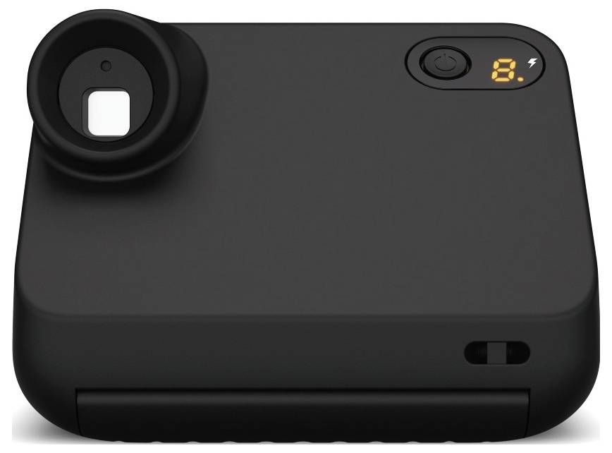 Eine schlanke schwarze Sofortbildkamera mit einem digitalen Display, das „8" anzeigt.