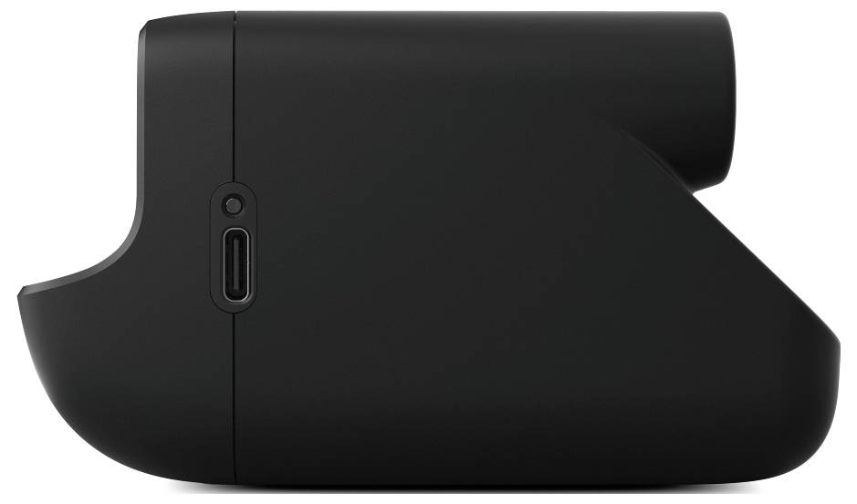 Eine schwarze Seitenansicht eines kompakten, zylindrischen Geräts mit USB-C-Anschluss, das für einfaches Greifen konzipiert ist, möglicherweise eine Kamera oder ein Tech-Gadget.