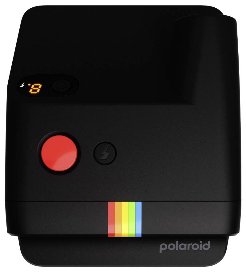 Eine schwarze Polaroid-Sofortbildkamera mit einem Regenbogenmuster. Die Ausstattung umfasst einen roten Auslöseknopf und ein kleines digitales Display, das die Ziffer „8" anzeigt.