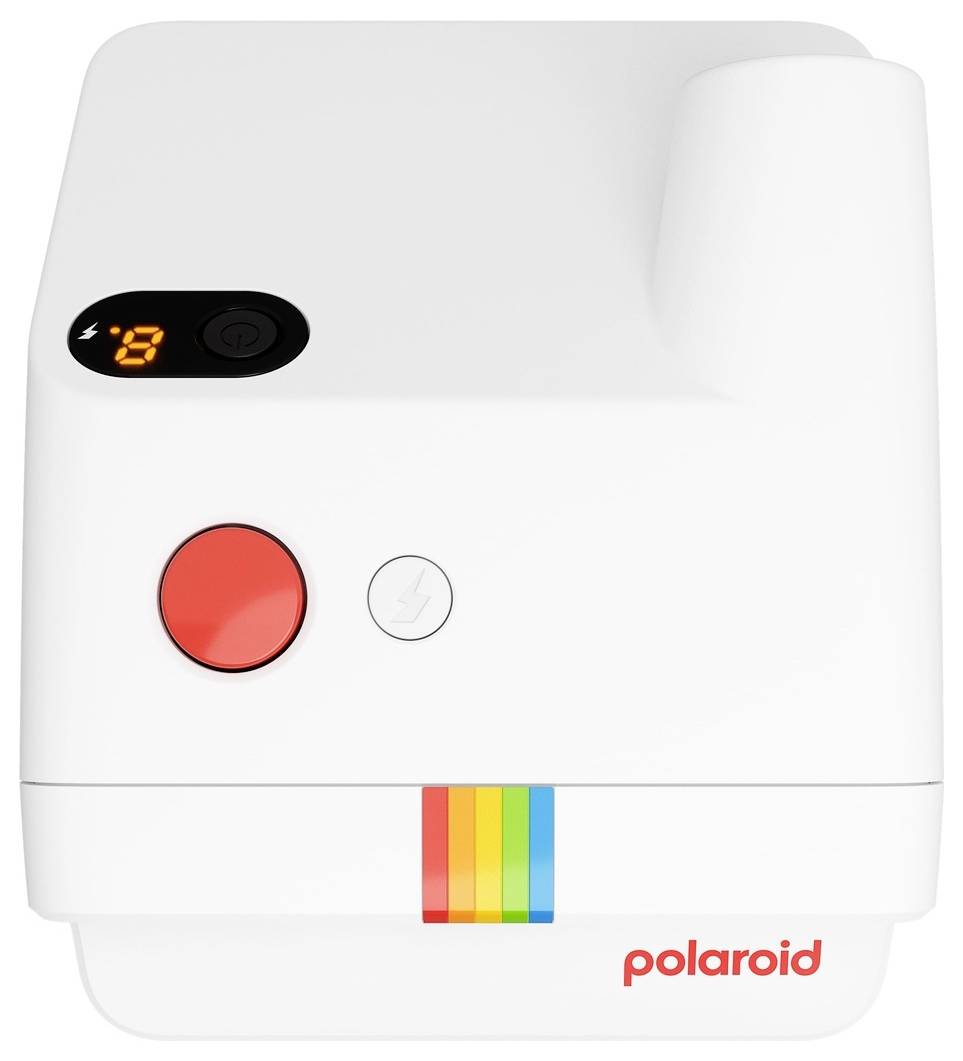 Eine weiße Polaroid-Sofortbildkamera mit einem roten Knopf und einem digitalen Display, das „8" anzeigt. Die Kamera hat ein Regenbogenstreifen-Design.