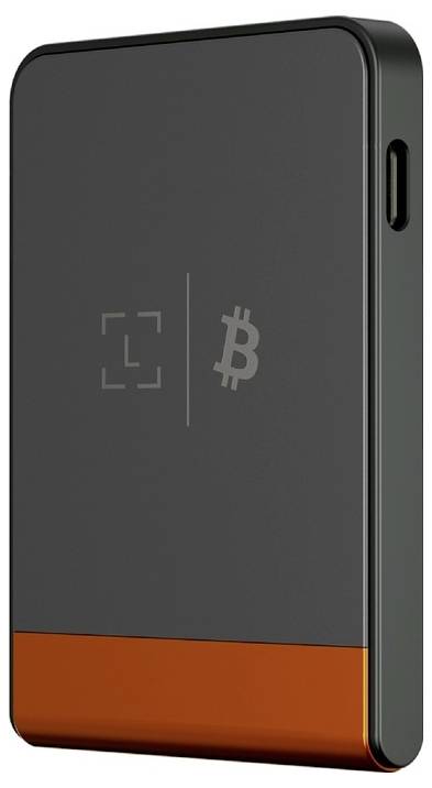 Eine schlanke, rechteckige Hardware-Kryptowährungs-Geldbörse mit grauer Oberseite und orangefarbenem Boden, mit einem Bitcoin-Symbol auf der Vorderseite.
