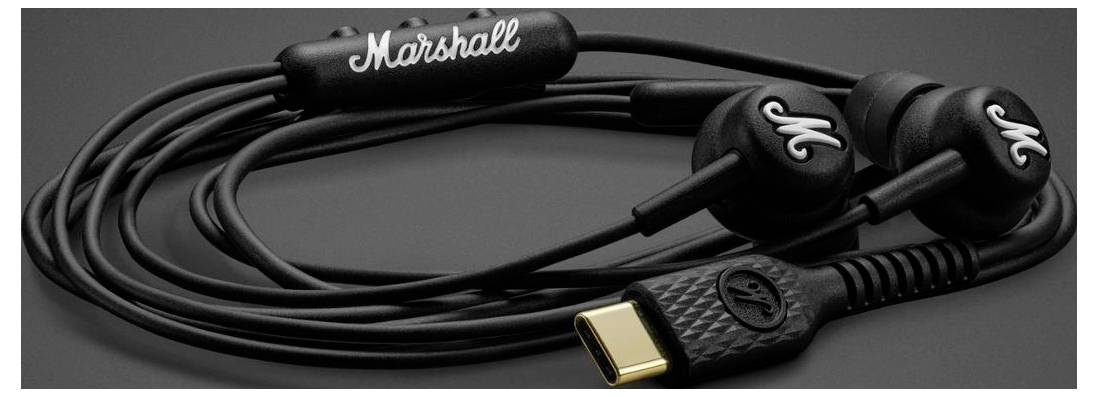 Schwarze Kopfhörer mit "Marshall"-Logo, ausgestattet mit einem USB-C-Anschluss und einer Inline-Fernbedienung, auf einer dunklen Oberfläche angeordnet.