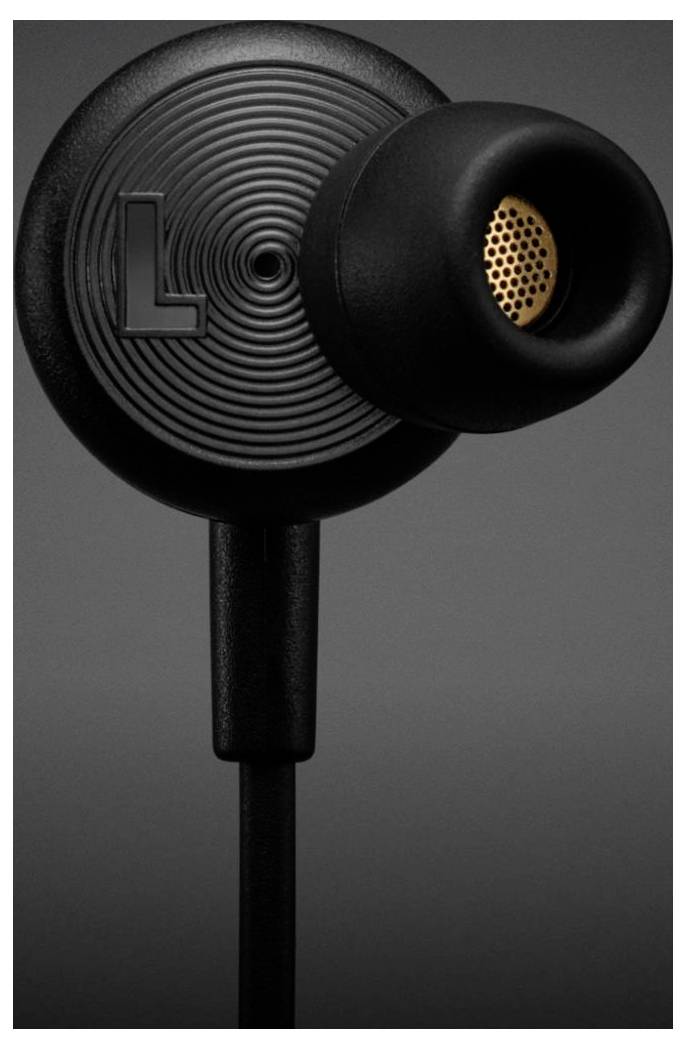 Nahaufnahme eines schwarzen Ohrstöpsels mit strukturierter Oberfläche und orangefarbenem Lautsprechernetz, gekennzeichnet mit einem „L", das die linke Seite angibt.