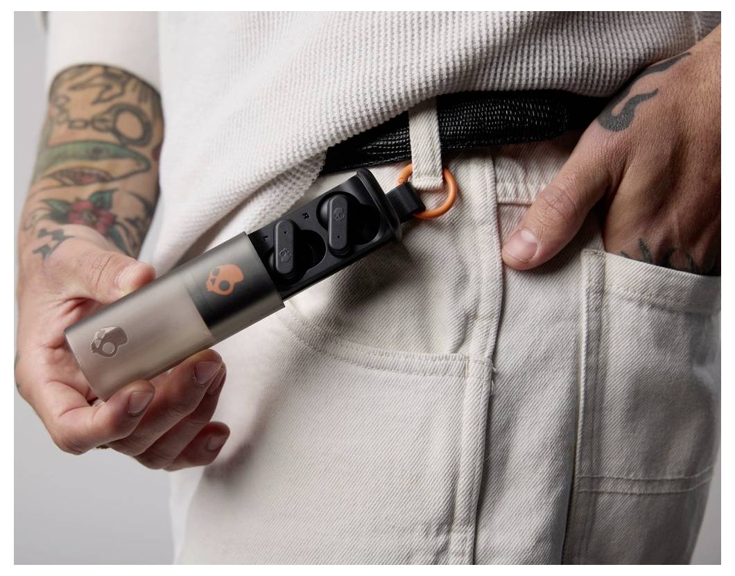 Eine Person befestigt ein tragbares Kopfhörerset-Etui mit orangefarbenen Akzenten an ihrem Gürtel und demonstriert damit die einfache Handhabbarkeit beim Tragen.