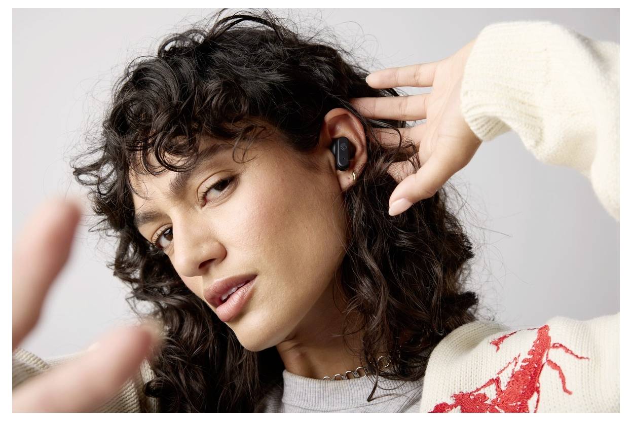 Tragbarer Leoparden-Muster-Lautsprecher mit Totenkopf-Logo, ausgestattet mit einer Metallschlaufe oben zum einfachen Tragen.