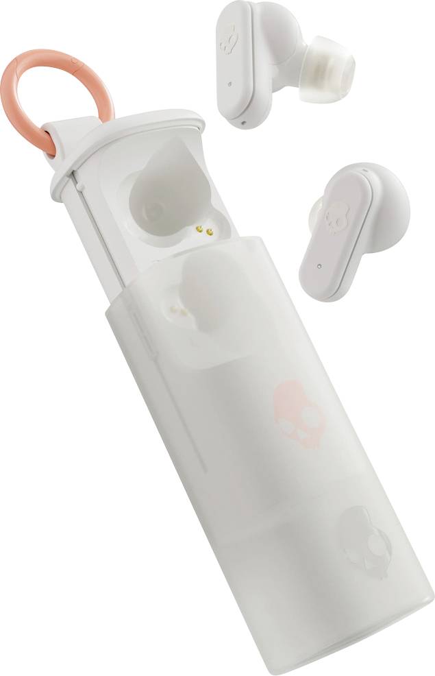 Weiße kabellose Ohrhörer mit einem Ladegehäuse, das eine rosa Schlaufe hat. Das Gehäuse und die Ohrhörer haben ein Totenkopf-Logo.