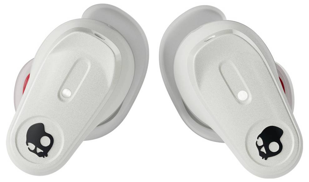 Weiße kabellose Kopfhörer mit schwarzem Totenkopf-Logo auf der Außenseite jedes Ohrhörers. Sie werden aus der Draufsicht gezeigt.