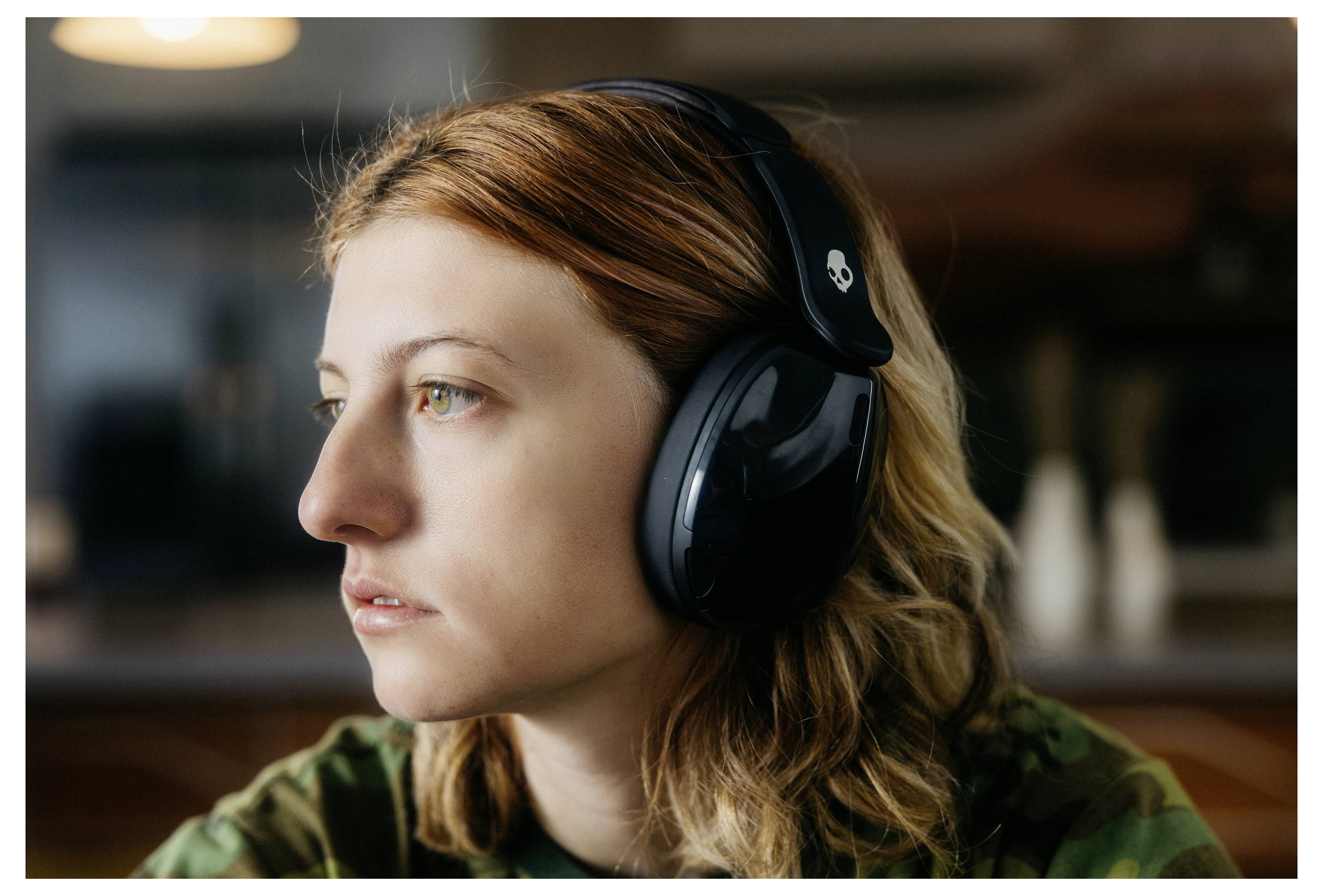 Technisches Diagramm eines elektrischen Steckers mit Abmessungen in Millimetern, Bezeichnung "Zugentlastung", Draufsicht-, Seiten- und Vorderansicht.