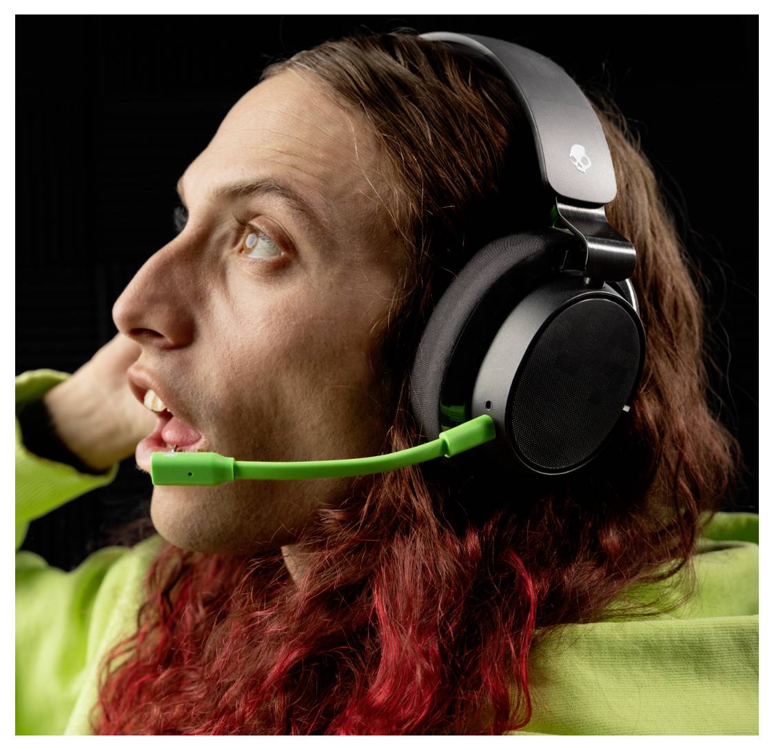 Ein Smartphone mit drei Kameraobjektiven auf der Rückseite, mit einer angebrachten schwarzen Lederbrieftasche, wahrscheinlich zum Aufbewahren von Karten oder Bargeld.