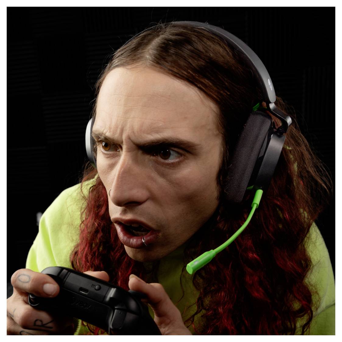 Ein schwarzes Satechi-Ladekabel und ein rundes, tragbares Satechi-Ladeetui. Das USB-C-Kabel ist neben dem Etui aufgerollt.