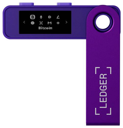 Eine violette Ledger-Krypto-Hardware-Wallet mit einem Display, das "Bitcoin" und Symbole anzeigt, wird zur Sicherung von Kryptowährungstransaktionen verwendet.