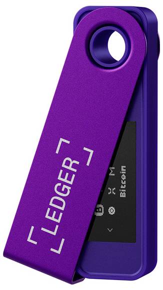 Eine violette Ledger-Kryptowährungs-Hardware-Wallet mit Schiebedeckel, die ein kleines Display anzeigt.