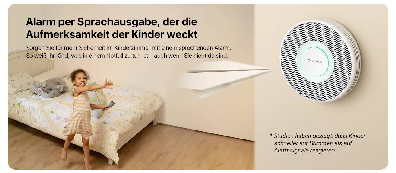 Ein Kind steht freudig auf einem Bett in einem Schlafzimmer. Ein wandmontierter intelligenter Wecker mit leuchtendem Ring gibt eine Sprachwarnung ab und gewährleistet die Sicherheit des Kindes.