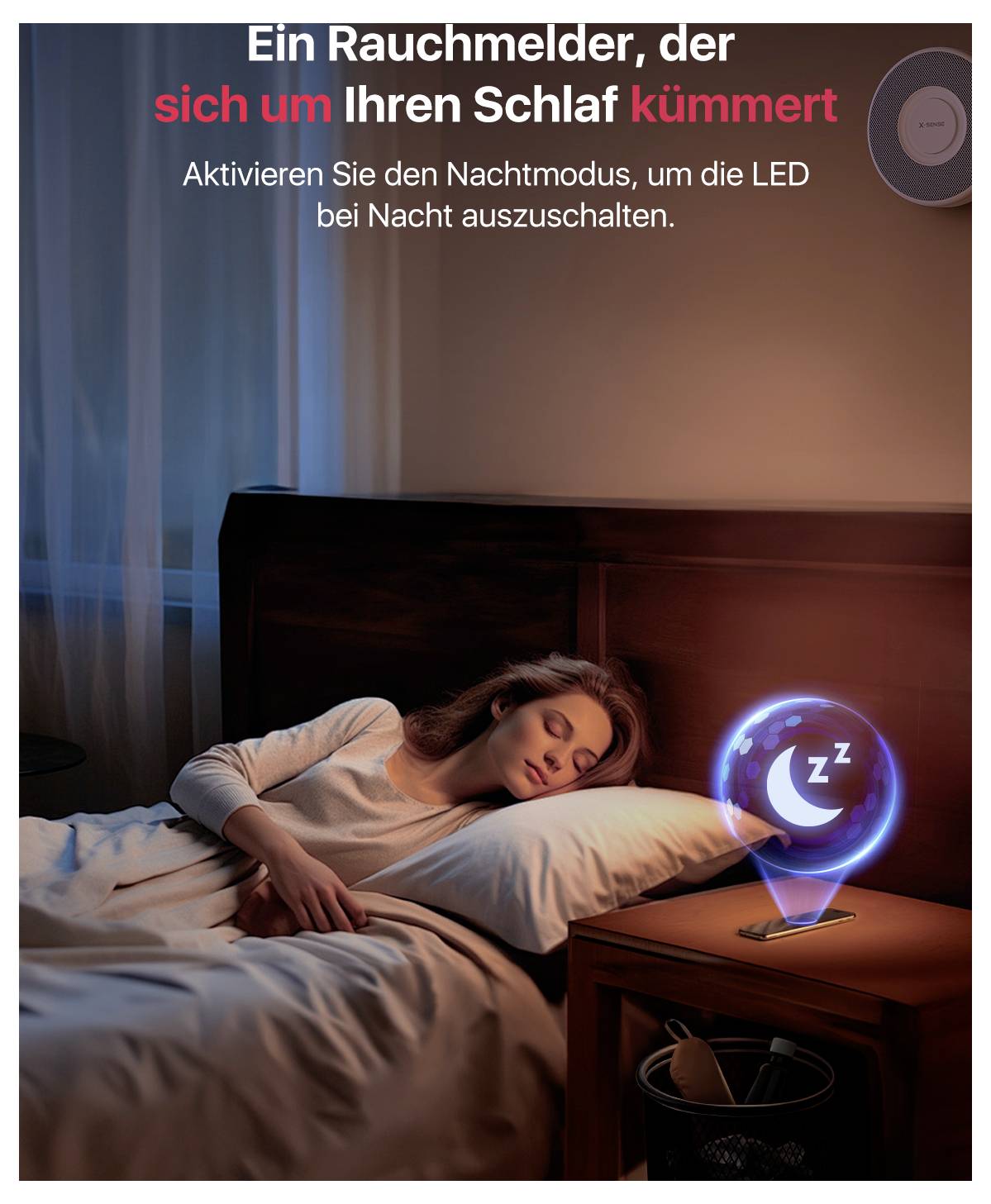 Eine Frau schläft im Bett neben einem leuchtenden roten Rauchmelder. Der Text betont die Aktivierung des Nachtmodus, um das LED-Licht nachts zu dimmen.