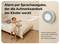 Kleines Kind tanzt lachend in einem Schlafzimmer, alarm per Sprachansage an der Wand aktiviert. Text: 'Alarm per Sprachansage, der die Aufmerksamkeit der Kinder weckt'.