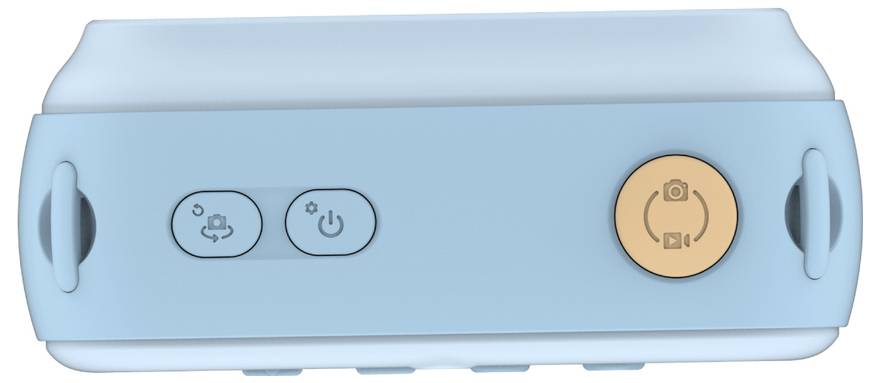 Eine Person, die einen gemusterten roten Pullover und weiße Kopfhörer trägt, lächelt und scheint Musik zu genießen.