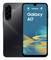 Ein Samsung Galaxy A17 Smartphone mit dreifacher Rückfahrtkamera wird gezeigt. Der Bildschirm zeigt abstrakte Muster und den Text „Galaxy A17".