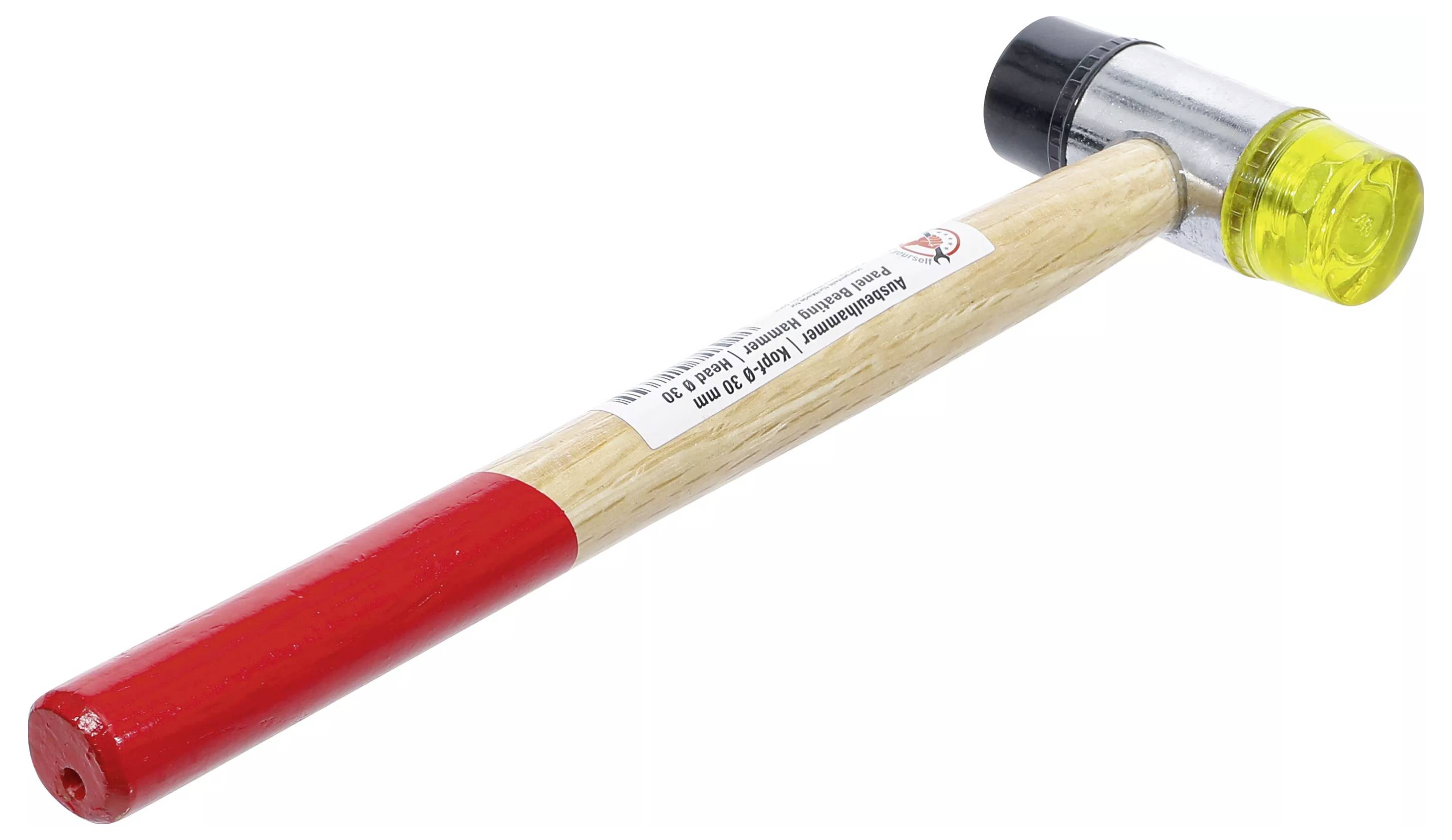 Ein Hammer mit hölzernem Griff, mit einem metallischen Kopf und einer gelben Gummikappe auf einer Seite, und einem rot angestrichenen Ende.