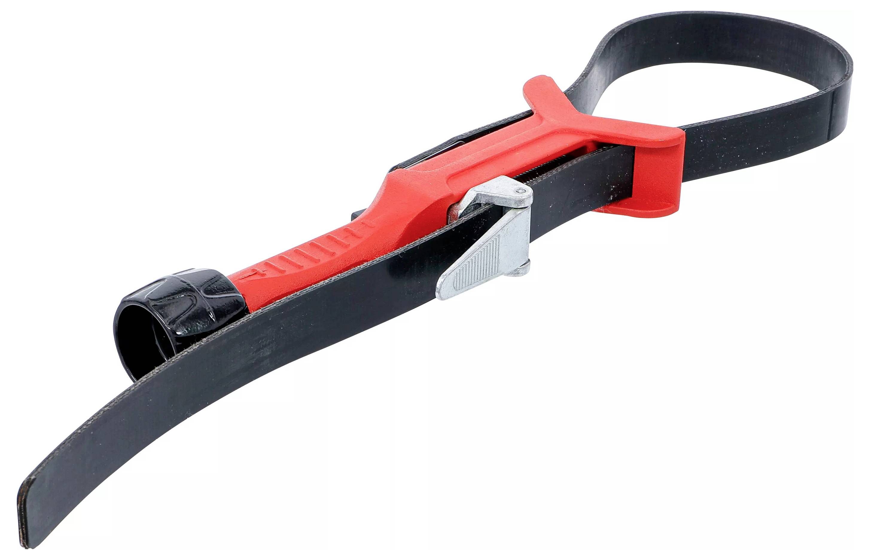 Ein robuster Ölfilter-Schlüssel mit schwarzem Gummiband und rotem Griff, verwendet zum Entfernen von fest sitzenden Ölfiltern in Fahrzeugen.