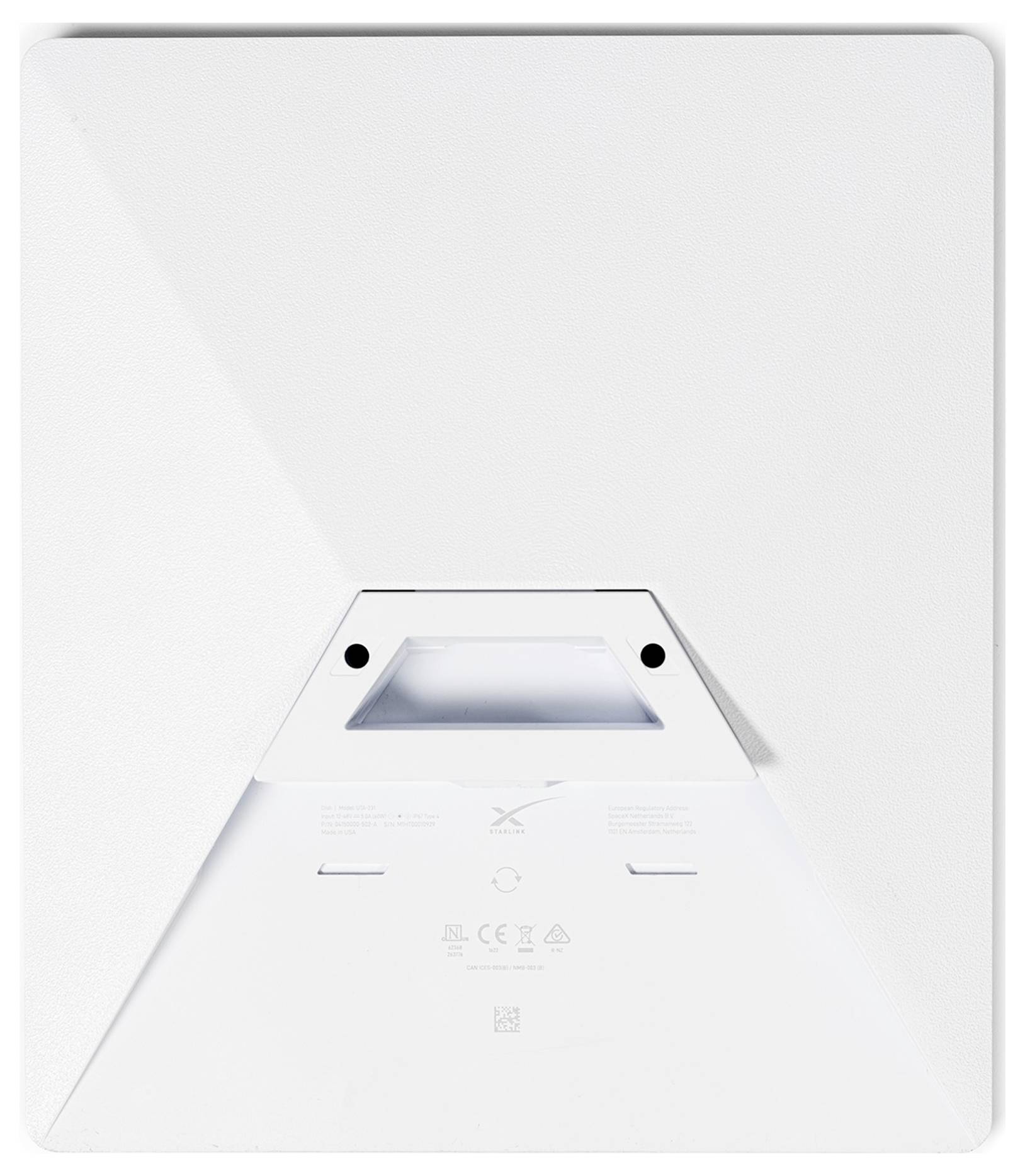 Das Bild zeigt die Rückansicht eines weißen Lautsprechers mit einer vertieften Montageklammer zur Wandmontage.