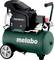 Ein grüner „Metabo" Kompressor mit Manometern, Griff und Rädern. Das Modell „Basic 200-24" ist auf der schwarzen Motoreinheit aufgedruckt.