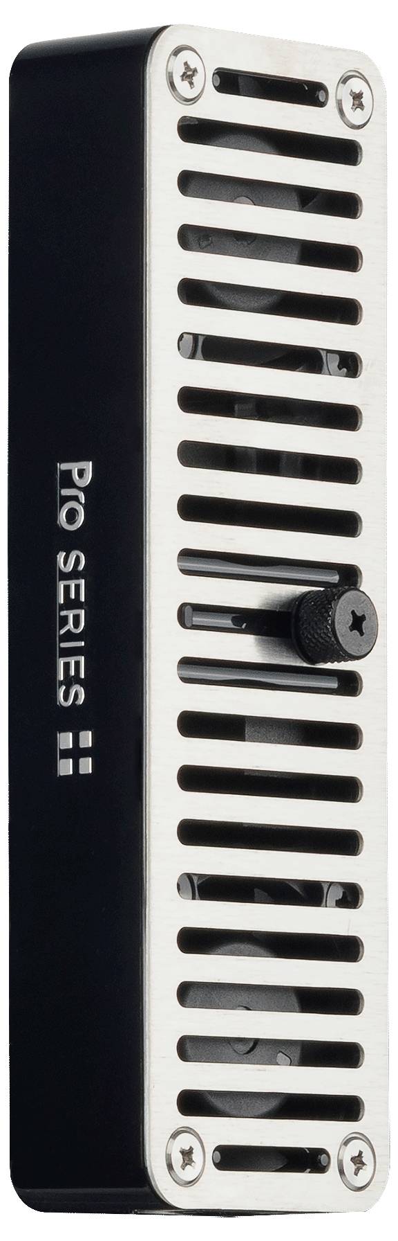 Ein rechteckiges schwarzes Metallgerät mit geschlitzter Vorderseite und dem Etikett „Pro Series". Es scheint sich um einen Grill oder Kühlüftung für elektronische Geräte zu handeln.