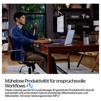 Schreibtischszene: Person arbeitet an einem Computer zu Hause. Schwerpunkt liegt auf Produktivität und der Verwendung von KI-gestützter Technologie.
