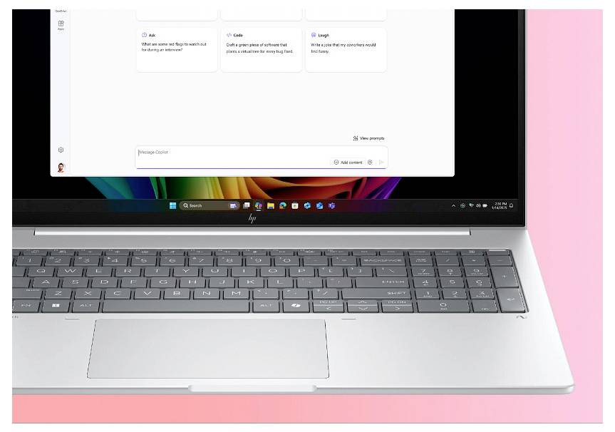 Ein Laptop zeigt eine textbasierte Anwendungsoberfläche mit mehreren Chat-Blasen auf dem Bildschirm an. Das Gerät ruht auf einem rosa Hintergrund.