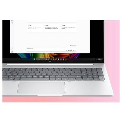 Ein Laptop zeigt eine textbasierte Anwendungsoberfläche mit mehreren Chat-Blasen auf dem Bildschirm an. Das Gerät ruht auf einem rosa Hintergrund.