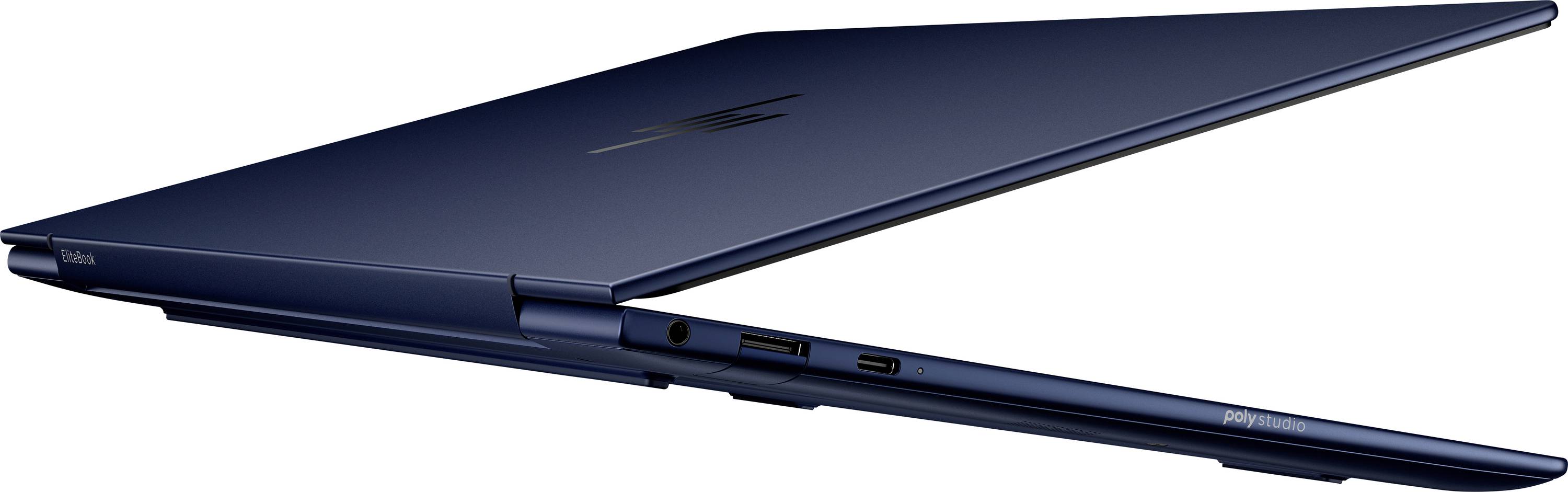Ein eleganter, geschlossener blauer Laptop mit modernem Design, der zwei USB-Anschlüsse und ein schlankes Profil zeigt, leicht von der Seite abgewinkelt.