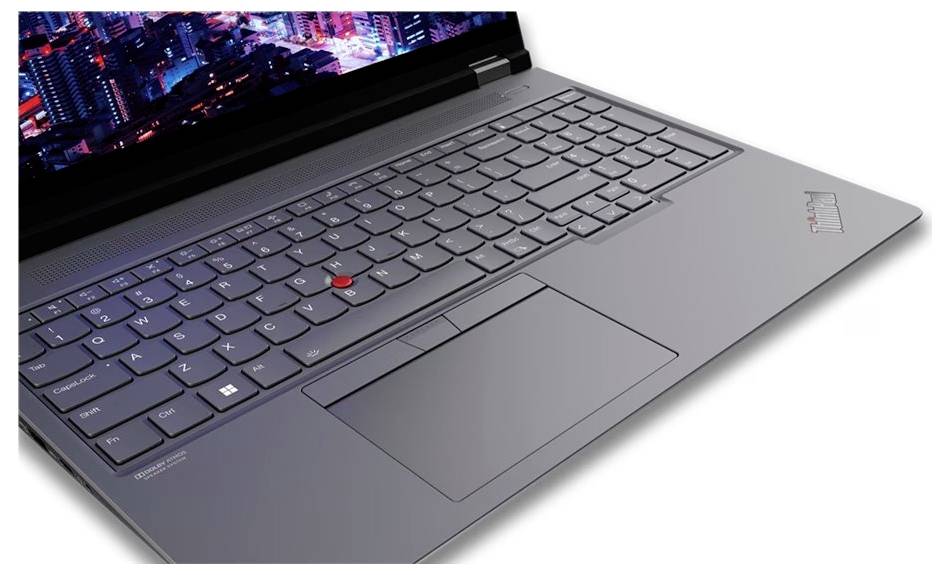 Ein schlanker grauer Lenovo ThinkPad Laptop, der offen in einem Winkel gezeigt wird, mit Fokus auf die Tastatur, das Trackpad und das Displaygelenk.