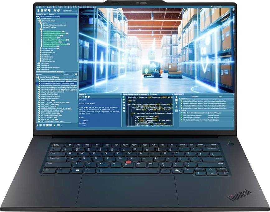 Laptop mit einem Dashboard zur Automatisierung von Lagerhäusern mit Code-Panels und einer zentralen 3D-Ansicht eines Gabelstaplers in einem Gang, was auf die Entwicklung oder Überwachung von Logistiksoftware hindeutet.