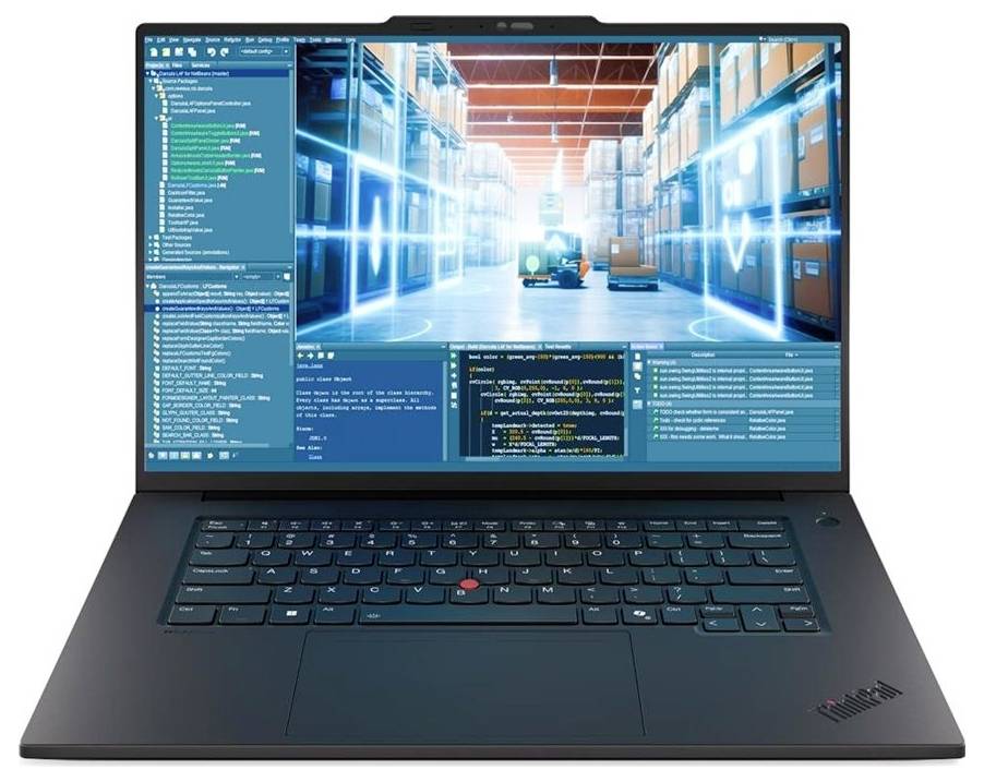 Laptop mit einer Logistiksoftware-Schnittstelle, die eine Lagerszene, Datenpanele und Code-Fenster auf dem Bildschirm zeigt.