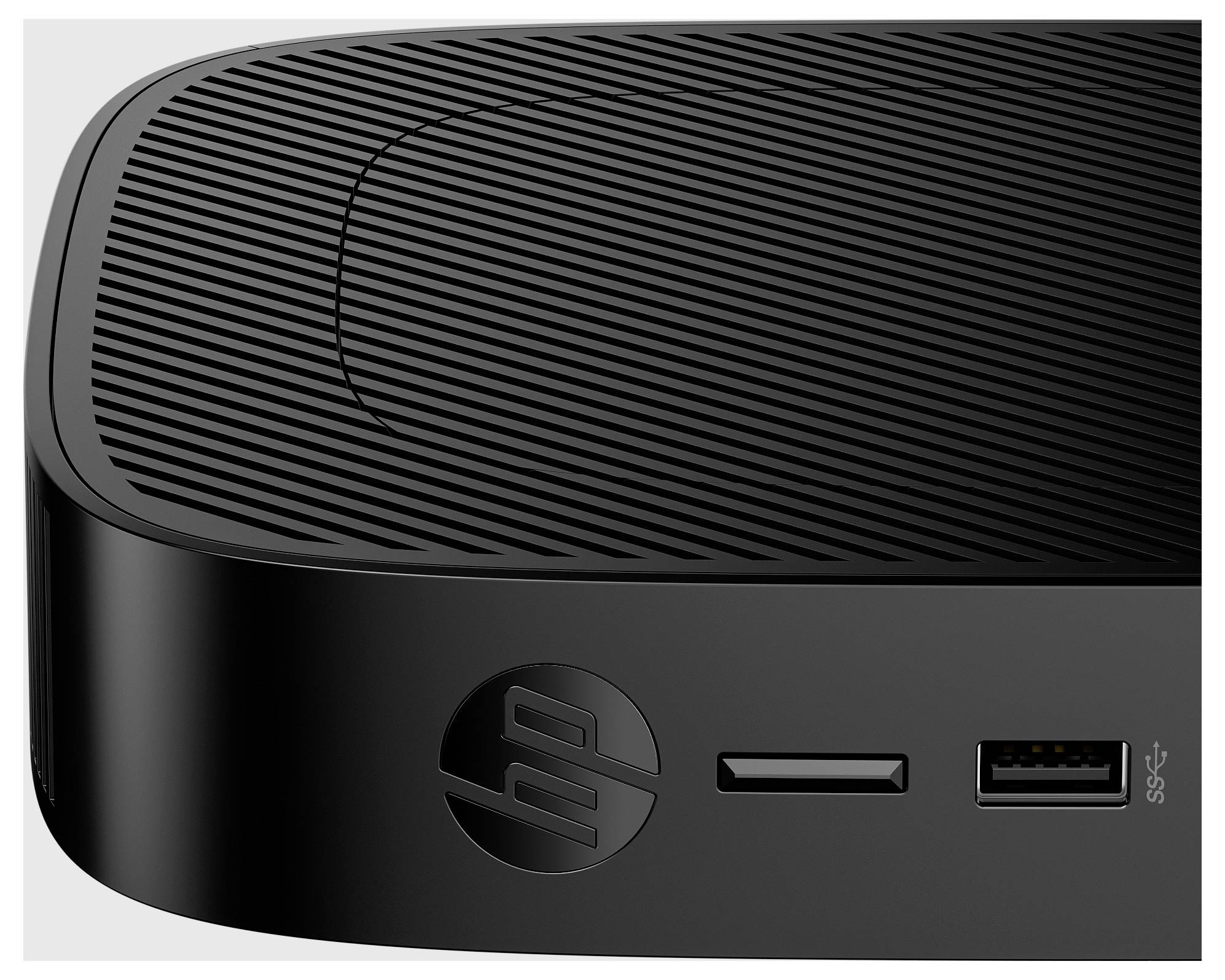 Ein schlanker, schwarzer HP-Thin-Client-Computer in vertikaler Ausrichtung, mit sichtbaren vorderen Anschlüssen und Logo, entworfen für effiziente, platzsparende Datenverarbeitung.