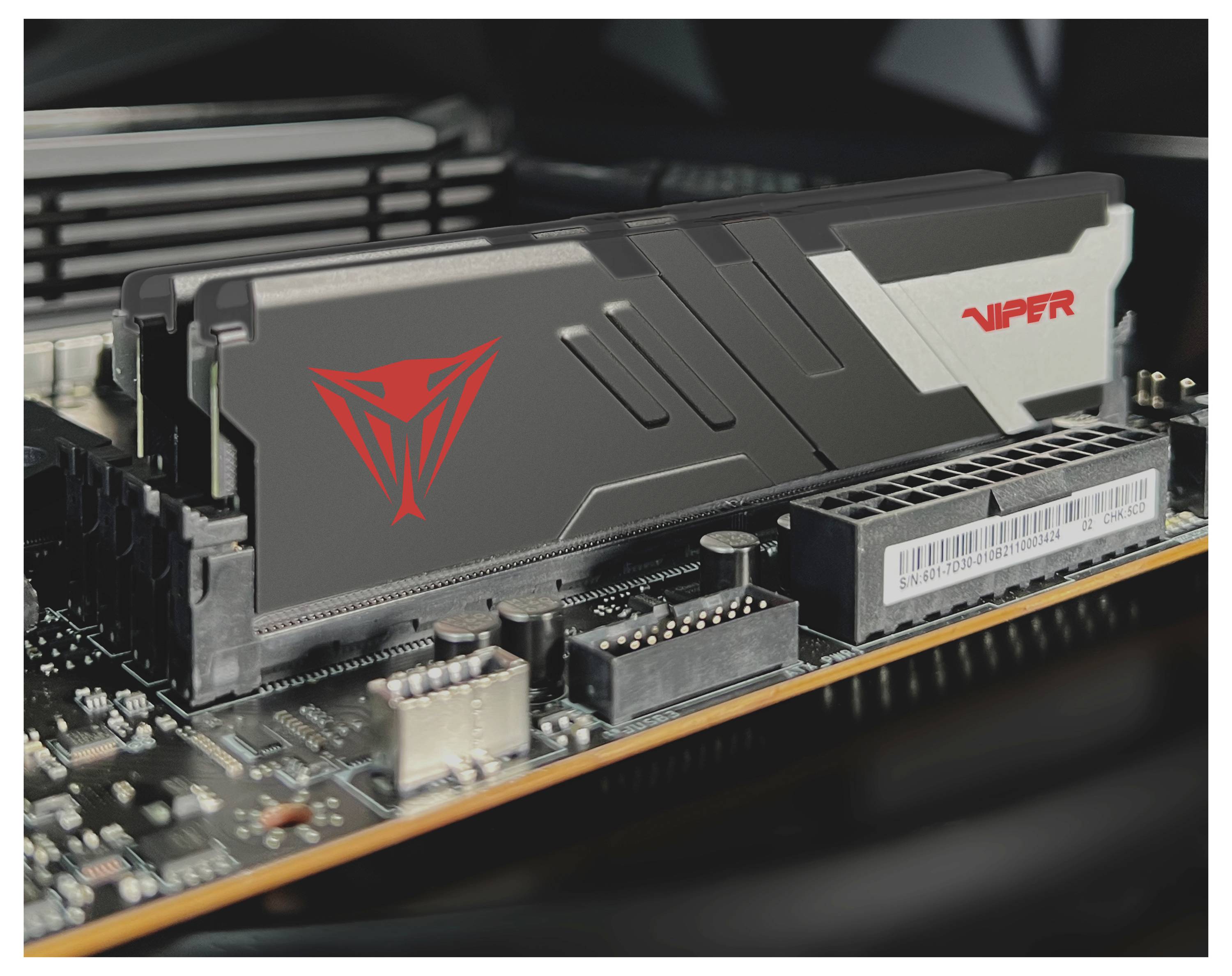 Ein Computermotherboard mit mehreren Anschlüssen, RAM-Steckplätzen und einer verbundenen Wi-Fi-Antenne, das für fortgeschrittene Rechenaufgaben konzipiert ist.