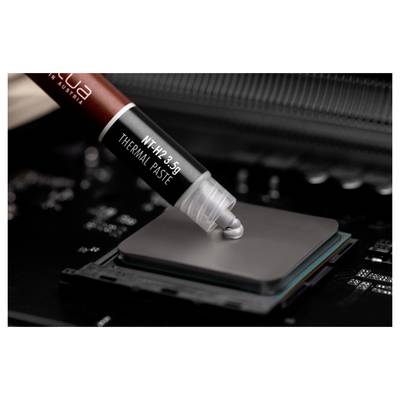 Eine Wärmepaste-Tube mit der Bezeichnung "NT-H2 3.5g" dispensiert Paste auf einen Computerprozessor-Chip auf einer Hauptplatine.