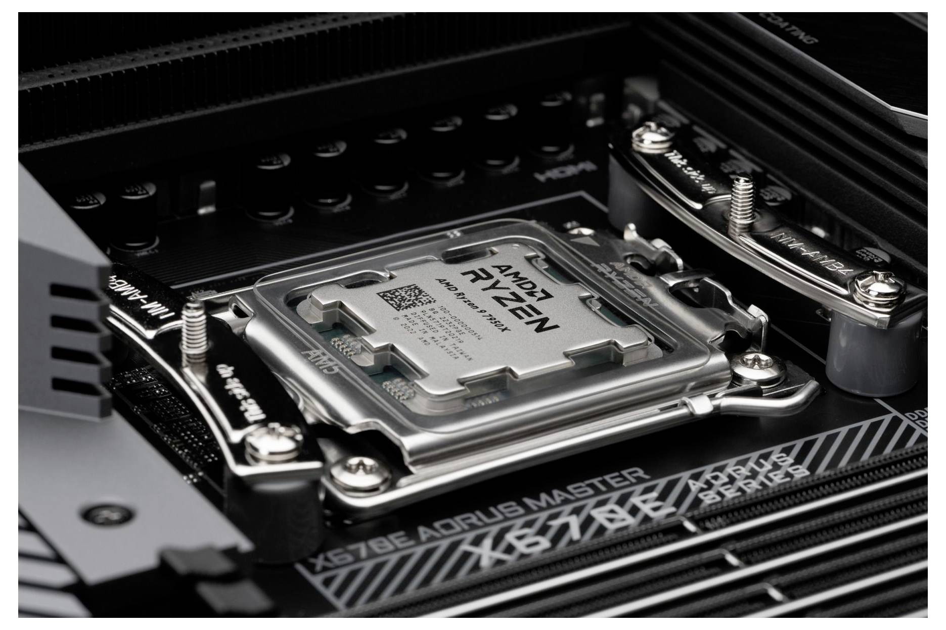 Nahaufnahme eines AMD Ryzen-Prozessors, der in einem CPU-Sockel eines Gigabyte AORUS Master-Motherboards installiert ist.