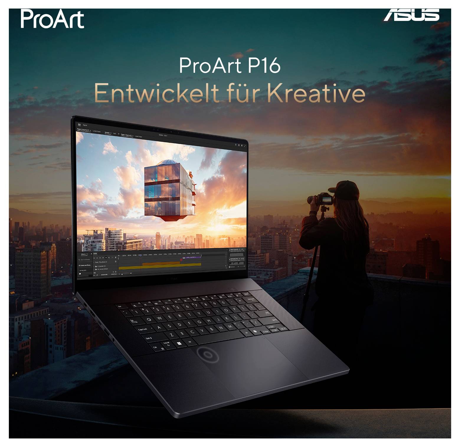 Ein Laptop mit einem Display eines kreativen Bearbeitungsprogramms steht vor einer Sonnenuntergangsstadtlandschaft. Eine Person mit einer Kamera steht im Hintergrund.