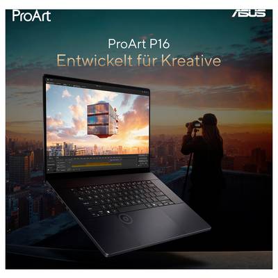 Ein Laptop mit einem Display eines kreativen Bearbeitungsprogramms steht vor einer Sonnenuntergangsstadtlandschaft. Eine Person mit einer Kamera steht im Hintergrund.