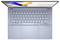 Ein silberner Laptop mit „ASUS Vivobook" auf dem Bildschirm, von oben betrachtet, zeigt eine kompakte Tastatur und ein großes Touchpad.