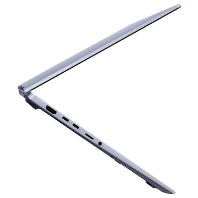 Ein silberner Laptop ist teilweise geöffnet und zeigt seine Seite mit verschiedenen Anschlüssen, einschließlich USB-C, HDMI und Kopfhörerbuchsen, vor einem einfachen Hintergrund.