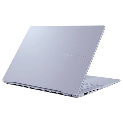 Ein eleganter, schlanker silberner Laptop von hinten betrachtet, mit dem Markennamen auf dem Deckel und mehreren Anschlüssen an der Seite.