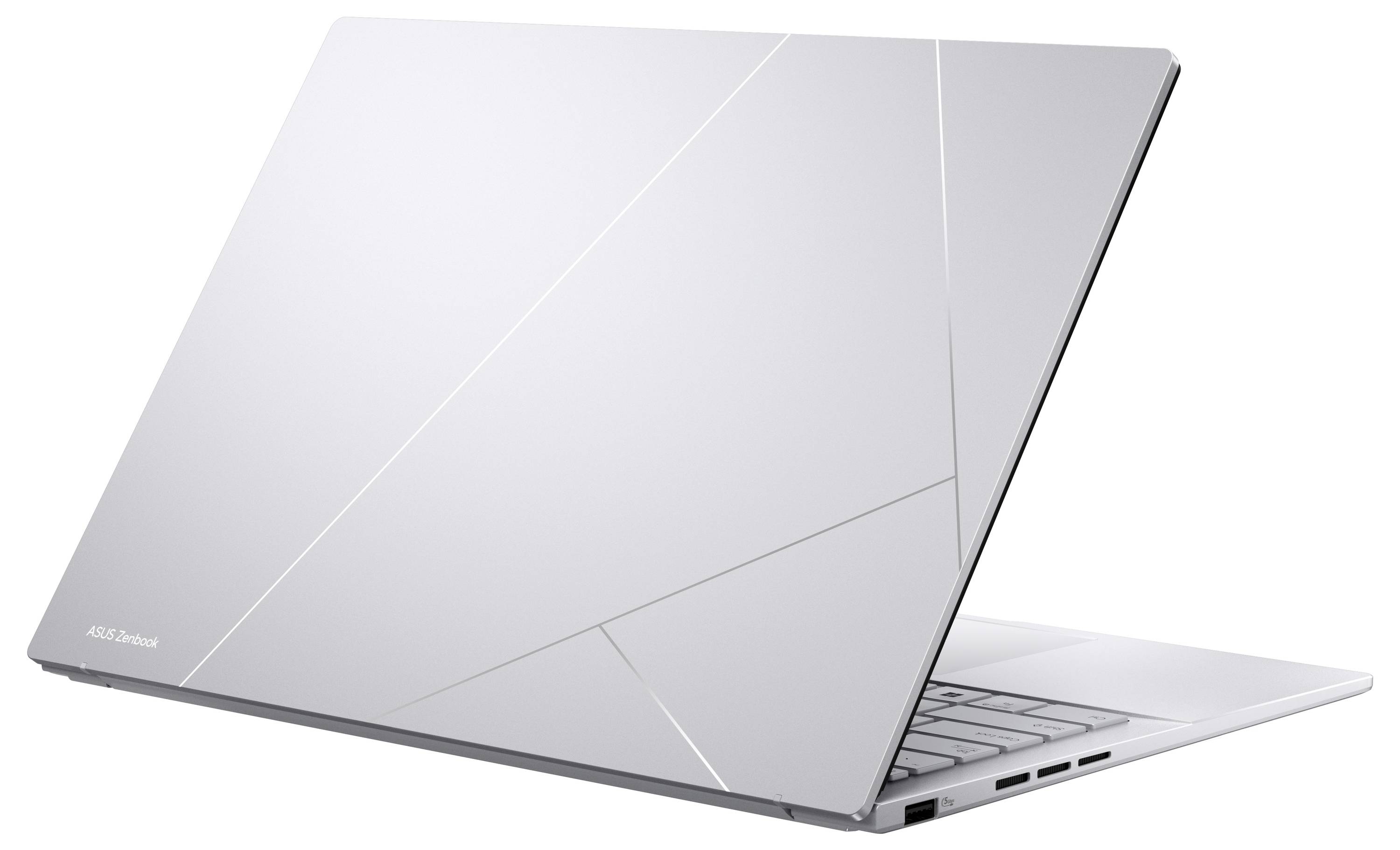 Ein silberner Laptop mit geometrischem Design auf dem Deckel ist teilweise geöffnet und zeigt eine Tastatur sowie Anschlüsse an der Seite auf weißem Hintergrund.