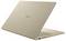 Ein gold-farbener Laptop von hinten betrachtet, auf dem das Logo "ASUS Zenbook" angezeigt wird. Das Gerät ist leicht geöffnet und zeigt minimale Tastaturdetails.