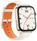 Eine moderne Smartwatch mit quadratischem goldenen Gehäuse, weißem Zifferblatt, römischen Ziffern und rotem Minutenzeiger. Das Armband ist aus weiß und orange gefärbtem Leder.