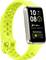 Eine Smartwatch mit einem leuchtend gelben Armband zeigt Gesundheitsdaten an: die Uhrzeit 10:08, einen Pulsmesser, eine Dauer von 7h 45min, 7645 Schritte.