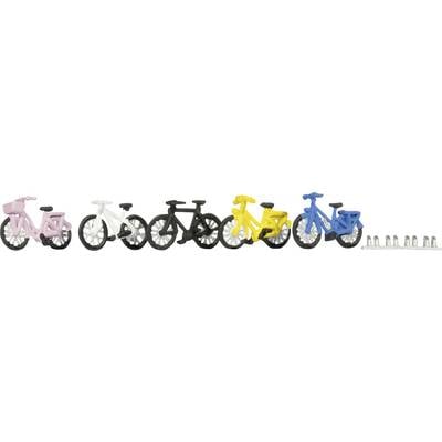 Fünf Miniaturfahrräder in verschiedenen Farben (rosa, weiß, schwarz, gelb und blau) sind nebeneinander neben einem kleinen Fahrradständer aufgereiht.
