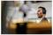 Eine Person, die ein Headset trägt, ist in ein Gespräch vertieft, mit einem unscharfen Hintergrund einer Innenraumkulisse.