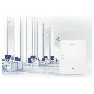Moderner Büroraum mit Reihen von Schreibtischen und Computern, mit einem Yealink-Gerät im Vordergrund, das den Fokus auf Kommunikationstechnologie zeigt.