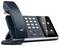 Ein schwarzes Tischtelefon mit digitaler Anzeige, die verschiedene Symbole und Kontaktoptionen anzeigt. Die Tastatur umfasst mehrere Tasten für Anrufe.